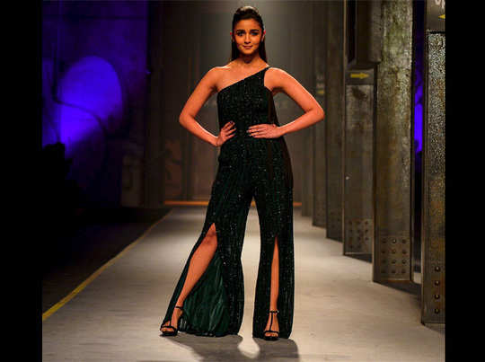 इंडिया फैशन वीक ऑटम विंटर 2017 में सितारों ने बिखेरा जलवा 