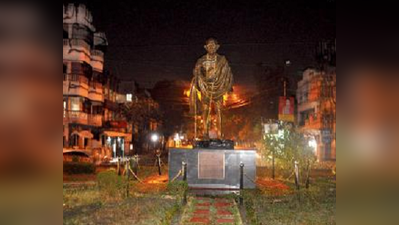 অন্ধকারে ঢেকেছে বহু মনীষীর মূর্তি, দেখে ক্ষুব্ধ পুরমন্ত্রী