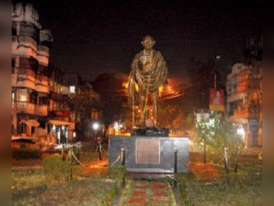 অন্ধকারে ঢেকেছে বহু মনীষীর মূর্তি, দেখে ক্ষুব্ধ পুরমন্ত্রী