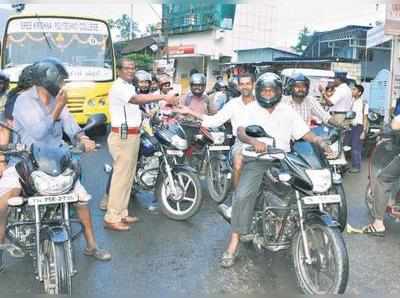 ஹெல்மெட் அணிந்து வந்தவர்களுக்கு பேனா பரிசு