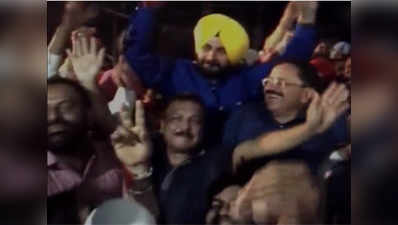 Watch: Navjot Singh Sidhu performs Bhangra in his constituency 