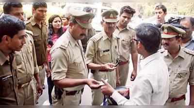 പൂവാലന്മാരെ കണ്ണിൽ നോക്കി തിരിച്ചറിയാം: യുപി ആന്‍റി റോമിയോ പോലീസ്