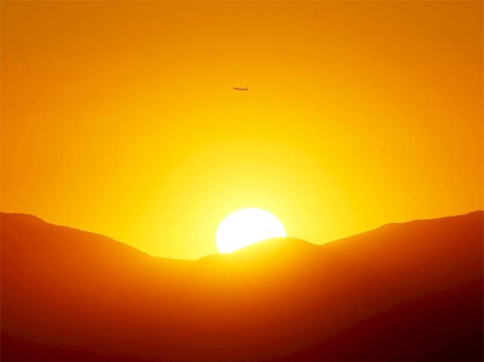 सूर्यास्त के समय सूर्य का रंग लाल क्यों होता है?