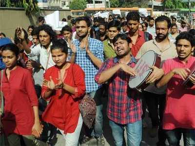 ऐडमिशन पॉलिसी में बदलाव: JNU छात्रों ने UGC ऑफिस के बाहर किया विरोध प्रदर्शन