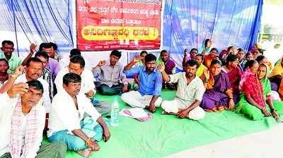 ಹೊಸ ಕಾರ್ಮಿಕರ ನೇಮಕಕ್ಕೆ ವಿರೋಧಿಸಿ ಅನಿರ್ದಿಷ್ಟ ಧರಣಿ