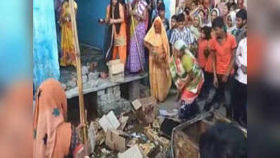 On cam: Women vandalise liquor shop in UP 