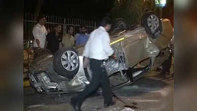 Mumbai: 4 injured after car hits divider 