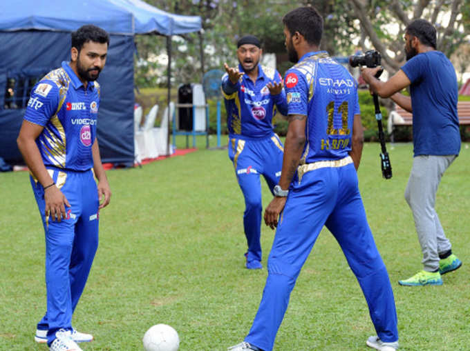 देखें: मुंबई इंडियंस के खिलाड़ियों की मटरगश्ती