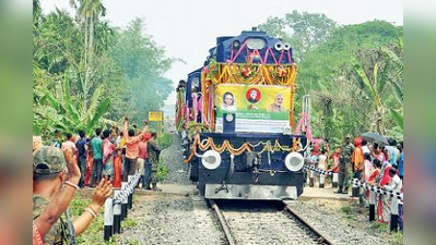 স্মৃতির ট্রেনে জুড়ল দুই বাংলা