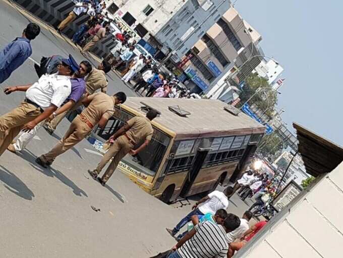 ಚೆನ್ನೈ ನಗರದ ಮಧ್ಯೆ ಬಾಯ್ಬಿಟ್ಟ ರಸ್ತೆ