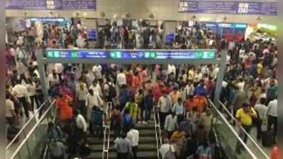 மெட்ரோ ரயில் நிலையத்தில் ஆபாசப் படம்: 3 பேர் மீது விசாரணை