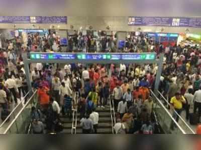 மெட்ரோ ரயில் நிலையத்தில் ஆபாசப் படம்: 3 பேர் மீது விசாரணை
