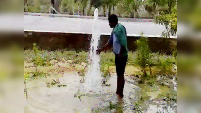 Greater Noida: Pipeline bursts, gallons of drinking water lost 