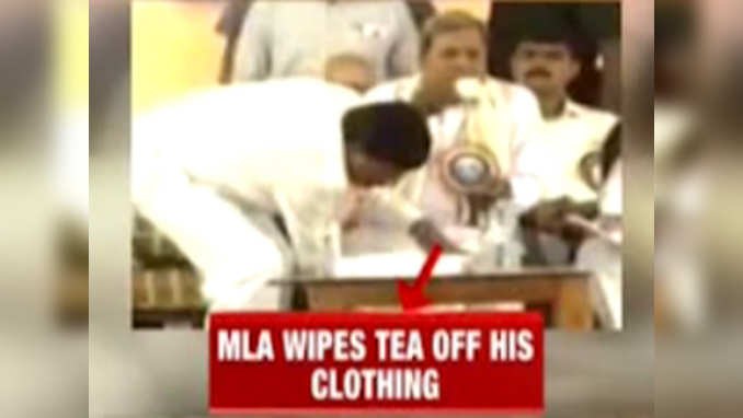 On cam: MLA wipes tea off Karnataka CM Siddaramaiah’s clothes 