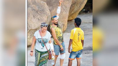 ಗಾಯಗೊಂಡರೂ ಸ್ಮಾರಕ ವೀಕ್ಷಿಸಿದ ವಿದೇಶಿ ಜೋಡಿ!