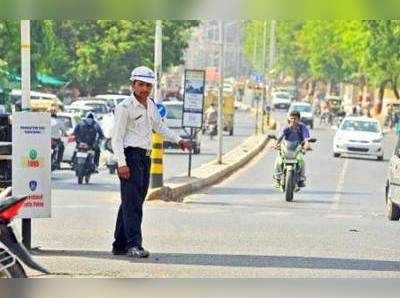 வேகமாக பைக் ஓட்டியவர்களுக்காக அபராதத்தை செலுத்திய பெண் போலிஸ்..!