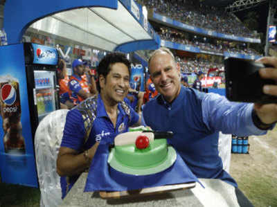 IPL: सचिन ने अपने जन्मदिन पर वानखेड़े मैदान पर काटा केक