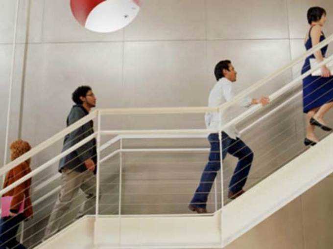 लिफ्ट की जगह सीढ़ियां इस्तेमाल करें