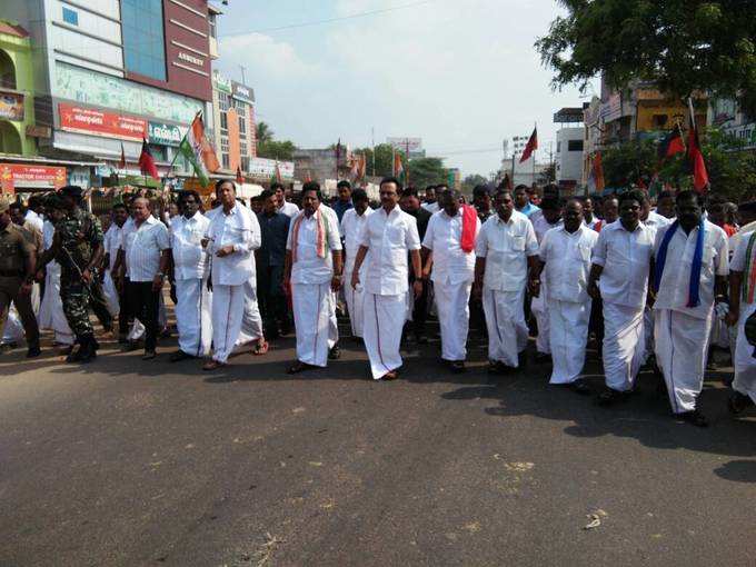 புகைப்படங்கள் : தமிழகத்தை ஸ்தம்பிக்க வைத்த கடை அடைப்பு போராட்டம்!