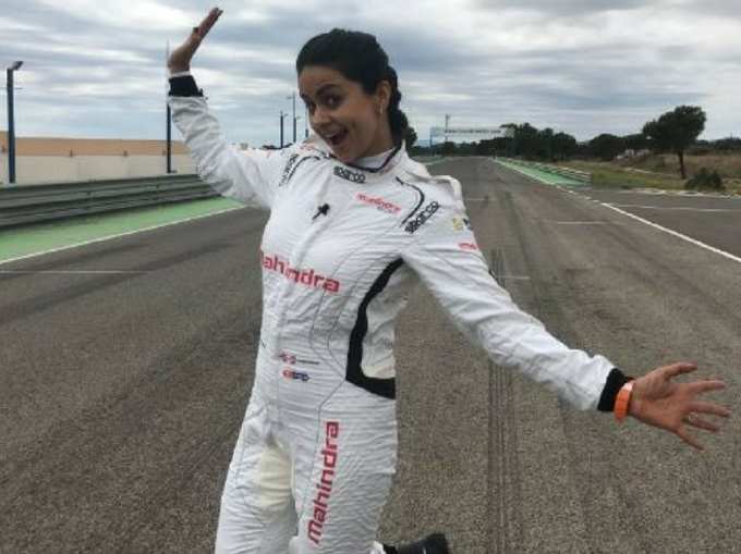 मिलिए, फॉर्म्यूला ई-रेसिंग कार चलाने वाली पहली महिला ड्राइवर से