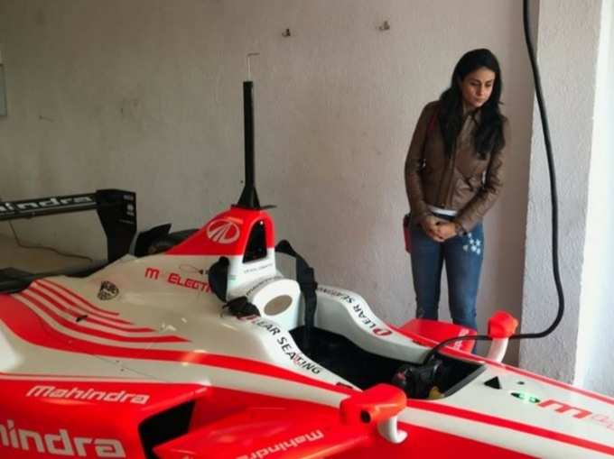 मिलिए, फॉर्म्यूला ई-रेसिंग कार चलाने वाली पहली महिला ड्राइवर से