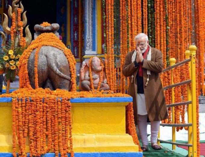 मोदी ने मंदिर की परिक्रमा