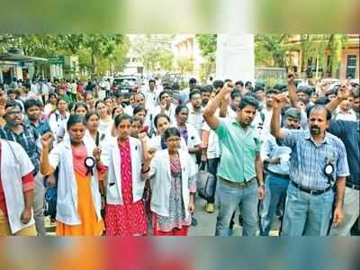 இதய நோயாளியின் உயிரை பறித்த மருத்துவர்கள் போராட்டம்; உறவினர்கள் குமுறல்