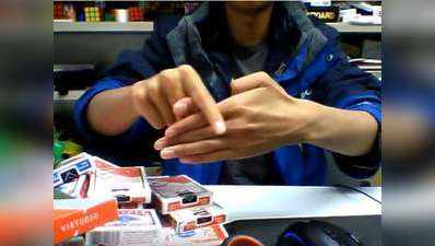 वायरल विडियो: जब शख्स ने हाथों से अलग कर ली अंगुलियां