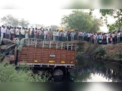 యూపీలో ఘోర రోడ్డు ప్రమాదం: 14 మంది మృతి