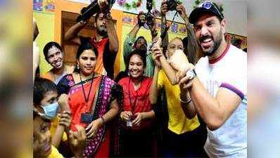 Watch: SRH stars Yuvraj Singh, VVS Laxman, Ashish Nehra dance with cancer-affected kids 