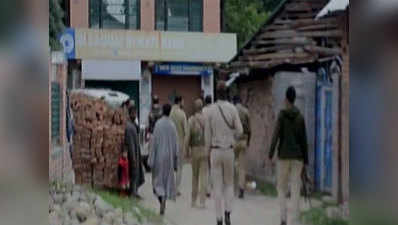 लूट की घटनाओं के बाद कश्मीर के बैंकों में नकद लेनदेन पर रोक