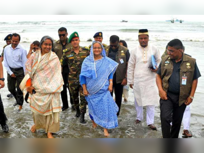 সমুদ্রের অপার সৌন্দর্যে মুগ্ধ হাসিনা