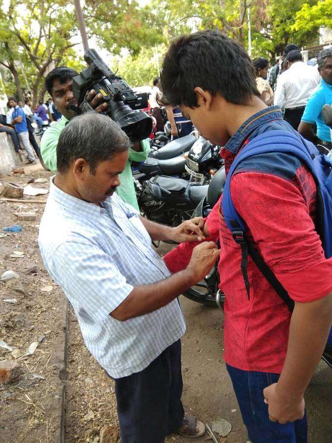 நீட் தேர்வு ஆரம்பமே இப்படியா? கட்டுப்பாடுகளால் கடுப்பான மாணவர்கள்