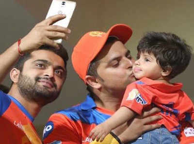 IPL: मैदान पर सुरेश रैना ने पूरे किए 4500 रन, पत्नी और बेटी ने बजाई ताली