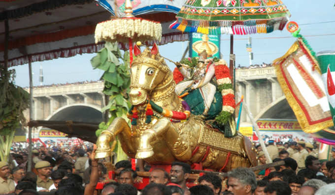 அழகர்  பட்டு  உடுத்தும்  நிறத்திற்கு  முக்கியத்துவம்  அளிக்கப்படுவது  ஏன்?