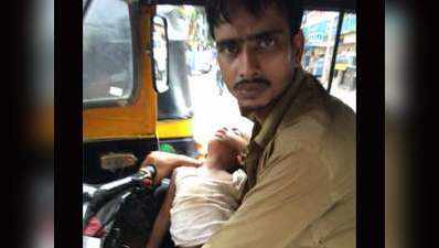 बीवी के इलाज के लिए मुंबई की सड़कों पर बेटे के साथ कुछ यूं संघर्ष कर रहा है सईद