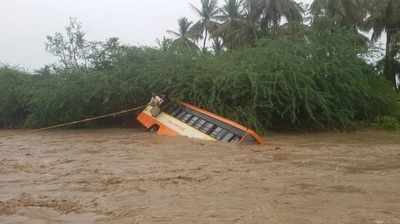 వరదలో బస్సు.. అరచేతిలో ప్రాణాలు!