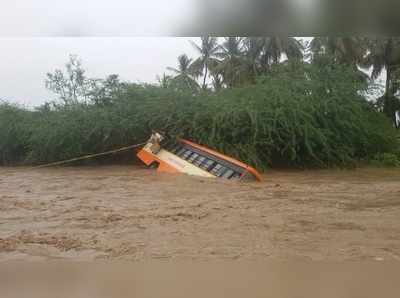 వరదలో బస్సు.. అరచేతిలో ప్రాణాలు!