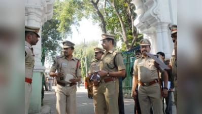 धरना स्थल पर तख्ती पकड़े देखी गई पुलिस अधिकारी, जांच के आदेश