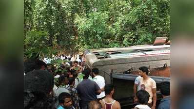 कर्नाटक: धार्मिक यात्रा में जा रही बस पलटी, दो की मौत, कई घायल