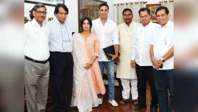 ​अक्षय कुमार ने रेल मंत्री सुरेश प्रभु से की मुलाकात, टॉइलट: एक प्रेम कथा के प्रमोशन में हैं बिजी