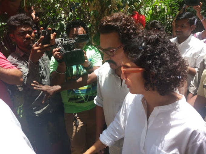 अपनी पत्नी के साथ उनके घर पहुंचे आमिर खान