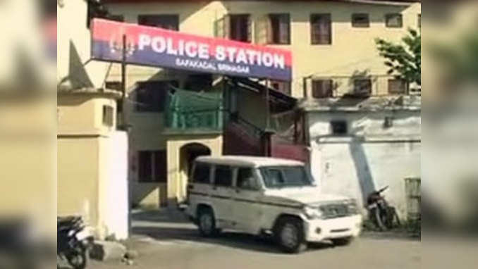 Srinagar: Terrorists lob grenade at police station, cop killed 