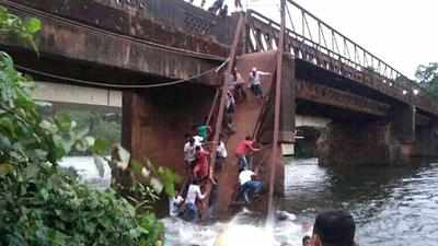 ഗോവയിൽ പാലം തകർന്നു; നിരവധിപേരെ കാണാനില്ല