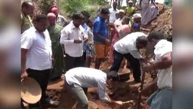 தடுப்பணை கட்ட மக்களோடு மண்வெட்டியுடன் களமிறங்கிய கலெக்டர்