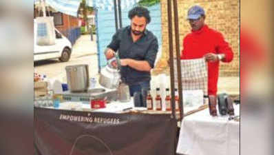 ब्रिटेन में रह रहे भारतीय ने नौकरी छोड़कर शुरू किया चाय का स्टॉल, ताकि दे सके शरणार्थियों को नौकरी