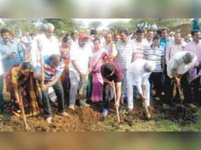 ಬೆಳಕೇರಿ ಹಳ್ಳದ ಹೂಳೆತ್ತಿದ ಜನಪ್ರತಿನಿಧಿಗಳು !