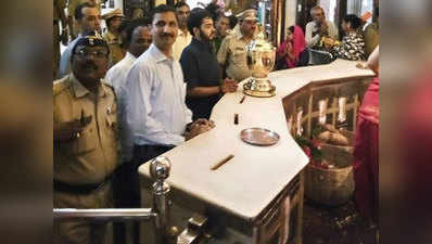 आशीर्वाद लेने के लिए IPL ट्रोफी को सिद्धिविनायक मंदिर लाया गया