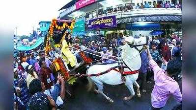 ജന്മനാട്ടിൽ കുതിരവണ്ടിയിൽ സുരഭിയെത്തി