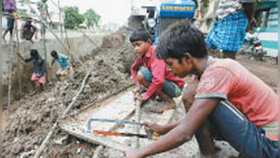 কাজে যুক্ত শ্রমিকদের রাস্তা তৈরির প্রশিক্ষণ